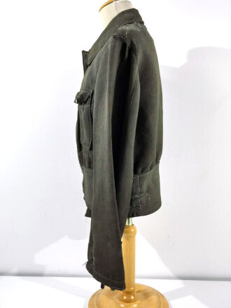 Heer, Feldbluse Modell 1944 aus italienischem Tuch. Stark getragenes Stück mit diversen Flickstellen