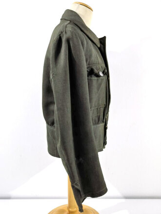 Heer, Feldbluse Modell 1944 aus italienischem Tuch. Stark getragenes Stück mit diversen Flickstellen
