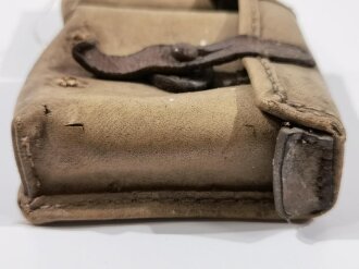 Magazintasche Wehrmacht für K43 Magazine. Gelbes Ersatzmaterial. Deutlich getragenes, ungereinigtes Stück , der D-Ring scheinbar schon in der Zeit entfernt
