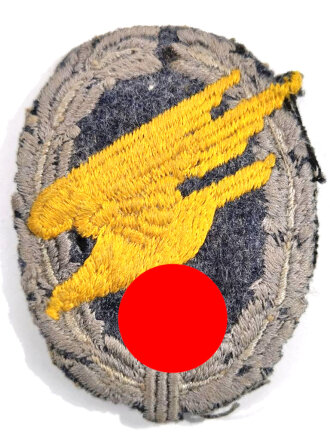 Fallschirmschützenabzeichen in der Stoffausführung, Rückseitig Kleberest, getragenes Stück