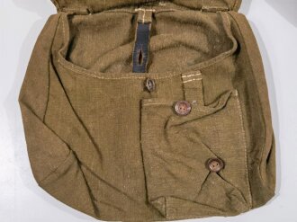 Heer, Brotbeutel Modell 1944/45. Interessante Ausführung mit der Tasche für das RG34 vom Modell 1944 , der Trageriemen direkt angenäht wie beim letzten Modell. Guter Zustand, selten