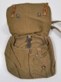 Heer, Brotbeutel Modell 1944/45. Interessante Ausführung mit der Tasche für das RG34 vom Modell 1944 , der Trageriemen direkt angenäht wie beim letzten Modell. Guter Zustand, selten