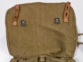 Heer, Brotbeutel Modell 1944/45. Interessante Ausführung mit der Tasche für das RG34 vom Modell 1944 , der Trageriemen direkt angenäht wie beim letzten Modell. Guter Zustand, selten