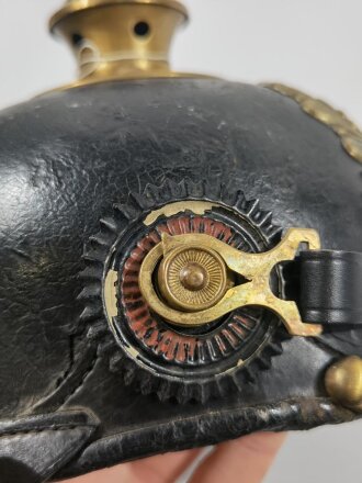 Preußen, Pickelhaube für Mannschaften, Kammerglocke des Füsilier Regiment 40. Kinnriemen neuzeitliche Reproduktion