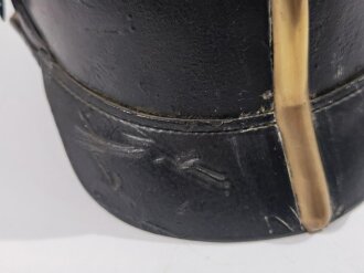 Preußen, Pickelhaube für Mannschaften, Kammerglocke des Füsilier Regiment 40. Kinnriemen neuzeitliche Reproduktion