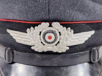 Luftwaffe, Schirmmütze für Mannschaften der Flakartillerie. Im Chelluloidspiegel datiert 1938, Kopfgrösse 57. Guter Zustand mit wenigen, kleinen Mottenlöchern im Deckel