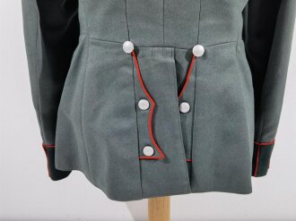 Heer, Waffenrock für einen Offizier der Artillerie. Leicht getragenes Stück in gutem Zustand, die Effekten original vernäht
