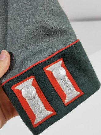 Heer, Waffenrock für einen Offizier der Artillerie. Leicht getragenes Stück in gutem Zustand, die Effekten original vernäht