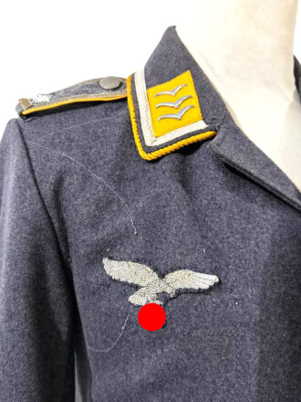 Luftwaffe Fliegerbluse für einen Feldwebel fliegendes Personal oder Fallschirmtruppe. Leicht getragenes Kammerstück in gutem Zustand, die Effekten original vernäht