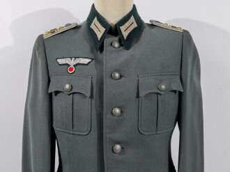 Heer, Feldbluse für einen Hauptmann im Infanterie Regiment 119 Stuttgart. Eigentumstück aus italienischem Tuch, das Schneideretikett datiert 1941. Die Effekten original vernäht