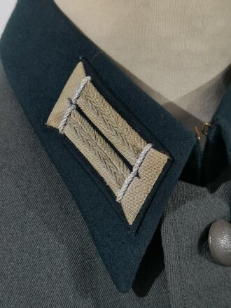 Heer, Feldbluse für einen Hauptmann im Infanterie Regiment 119 Stuttgart. Eigentumstück aus italienischem Tuch, das Schneideretikett datiert 1941. Die Effekten original vernäht