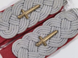Wehrmacht, Paar Schulterstücke für einen Feldrichter . Mattsilbernes Geflecht mit weinrotem Futter und aufgelegtem antiken Schwert. Leicht getragenes Paar