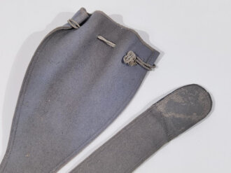 Aufbewahrungshülle für eine Blankwaffe aus der Zeit des 2.Weltkrieg. Graublauer Filz mit diversen Mottenschäden. Ungereinigtes Stück