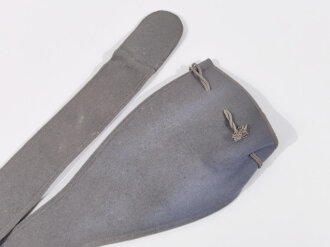 Aufbewahrungshülle für eine Blankwaffe aus der Zeit des 2.Weltkrieg. Graublauer Filz mit diversen Mottenschäden. Ungereinigtes Stück
