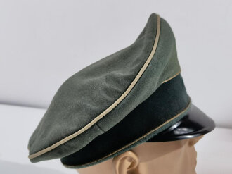 Heer, Schirmmütze für Unteroffiziere und Offiziere der Infanterie. Stärker getragenes Stück , die Effekten fehlen. Kopfgrösse 57