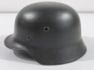 Waffen SS, Stahlhelm Modell 1940. ET64, das Abzeichen ist ein originales, für ET übliches. Leider wurde der Helm von einem Vorbesitzer auseinandergebaut und überlackiert. Deutlich um das Abzeichen herum sichtbar. Das Abzeichen selbst zu etwa 95% erhalten