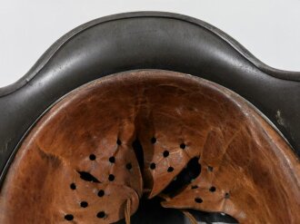 Waffen SS, Stahlhelm Modell 1940. ET64, das Abzeichen ist ein originales, für ET übliches. Leider wurde der Helm von einem Vorbesitzer auseinandergebaut und überlackiert. Deutlich um das Abzeichen herum sichtbar. Das Abzeichen selbst zu etwa 95% erhalten