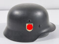 Waffen SS, Stahlhelm Modell 1940. ET64, das Abzeichen ist ein originales, für ET übliches. Leider wurde der Helm von einem Vorbesitzer auseinandergebaut und überlackiert. Deutlich um das Abzeichen herum sichtbar. Das Abzeichen selbst zu etwa 95% erhalten