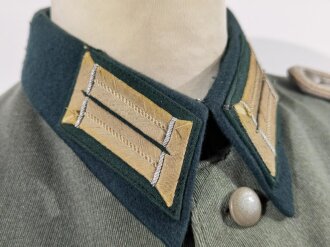 Heer, Feldbluse für einen Hauptmann der Infanterie. Eigentumstück. Die Brusttaschen nachträglich aufgesetzt, ebenso der Brustadler