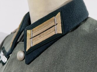 Heer, Feldbluse für einen Hauptmann der Infanterie. Eigentumstück. Die Brusttaschen nachträglich aufgesetzt, ebenso der Brustadler