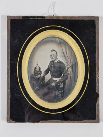 Historisches Foto eines hessischen Soldaten nebst Pickelhaube alter Art. Original hinter Glas gerahmt, Maße 13 x 15cm