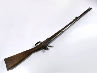 Frankreich, Steinschloßgewehr Modell Royale "Tulle ", Gesamtlänge 136,5 cm Kaliber  17,5 mm, Lauf mit ELG ( Belgien ) markiert, Schloßmarkierung gerade noch lesbar, Abzugsbügel eckig, alle Beschläge gestempelt, wohl für deutschen Kleinstaat.