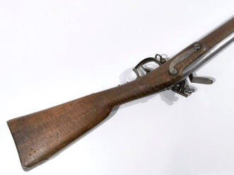 Frankreich, Steinschloßgewehr Modell Royale "Tulle ", Gesamtlänge 136,5 cm Kaliber  17,5 mm, Lauf mit ELG ( Belgien ) markiert, Schloßmarkierung gerade noch lesbar, Abzugsbügel eckig, alle Beschläge gestempelt, wohl für deutschen Kleinstaat.