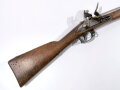 Frankreich, Steinschloßgewehr Modell Royale "Tulle ", Gesamtlänge 136,5 cm Kaliber  17,5 mm, Lauf mit ELG ( Belgien ) markiert, Schloßmarkierung gerade noch lesbar, Abzugsbügel eckig, alle Beschläge gestempelt, wohl für deutschen Kleinstaat.