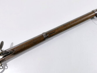 Frankreich, Steinschloßgewehr Modell Royale St.Etienne, Gesamtlänge 136,5 cm Kaliber  17,5 mm, Gewicht 4 kg, Lauf mit ELG ( Belgien ) markiert, Schloßmarkierung noch lesbar, Abzugsbügel rund, alle Beschläge gestempelt, wohl für deutschen Kleinstaat,