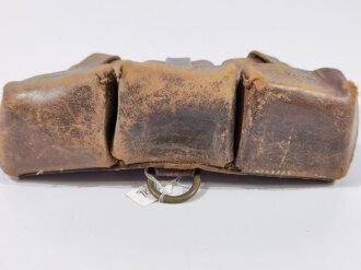 1.Weltkrieg Patronentasche. Ungeschwärztes, stärker getragenes  Kammerstück datiert 1915