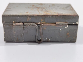 Blechkasten für " Nadeln " Originallack, gehört so unter anderem in Verbandkästen der Wehrmacht