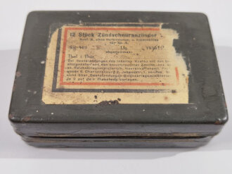 Transportkasten aus Blech für " 12 Stück Zündschnuranzünder 29" Der Packzettel datiert 1940