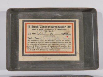 Transportkasten aus Blech für " 12 Stück Zündschnuranzünder 29" Der Packzettel datiert 1940