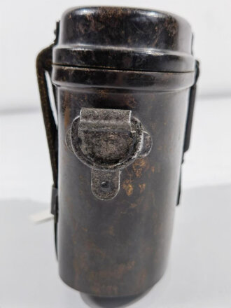 Behälter zum Dienstglas 6x30 der Wehrmacht aus dunkelbrauner Preßmasse in gutem Zustand