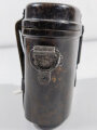 Behälter zum Dienstglas 6x30 der Wehrmacht aus dunkelbrauner Preßmasse in gutem Zustand