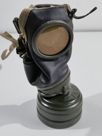 Gasmaske in Bereitschaftsbüchse der Wehrmacht. Die...