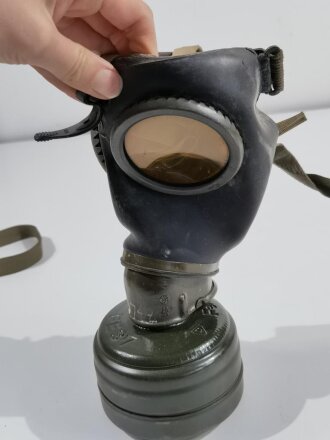 Gasmaske in Bereitschaftsbüchse der Wehrmacht. Die Büchse datiert 1943. Zusammengehöriges Set