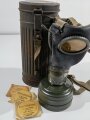 Gasmaske in Bereitschaftsbüchse der Wehrmacht. Die Büchse datiert 1943. Zusammengehöriges Set