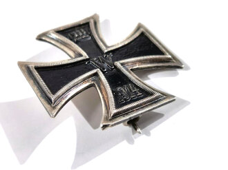 Eisernes Kreuz 1.Klasse 1914. Die Nadel markiert  "SW" für  Sy & Wagner, Berlin. Magnetisch, oben leicht gestaucht