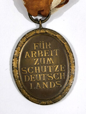 Deutsches Schutzwall- Ehrenzeichen in Buntmetall mit Bandabschnitt