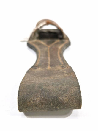 1.Weltkrieg , Koppelschuh zum Seitengewehr M1898/05. Ungeschwärztes Stück, datiert 1918, das Leder am Durchlass gerissen