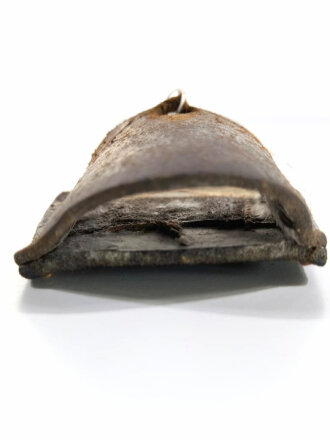1.Weltkrieg , Koppelschuh zum Seitengewehr M1898/05. Ungeschwärztes Stück, datiert 1918, das Leder am Durchlass gerissen