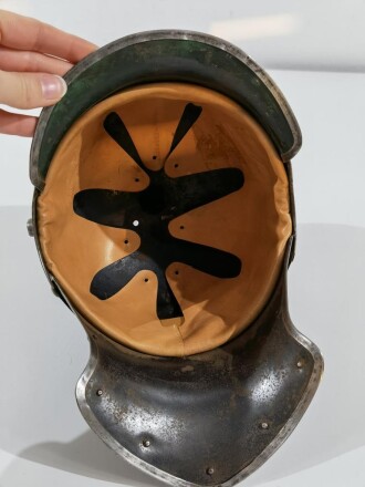 Preussen, Helm für Jäger zu Pferd, Hersteller "Schulz & Holdefleiss Berlin N. 1916". Das Innenfutter neuzeitlich ergänzt. Baustelle mit guter Basis, Größe 56