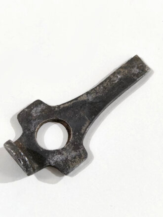 Schlüssel für eine Pistole P08 der Wehrmacht, leicht narbig, gereinigtes Stück