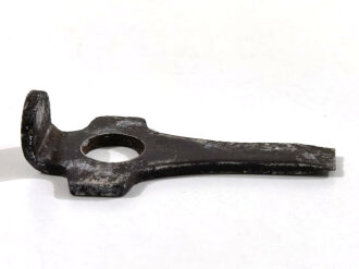 Schlüssel für eine Pistole P08 der Wehrmacht, leicht narbig, gereinigtes Stück