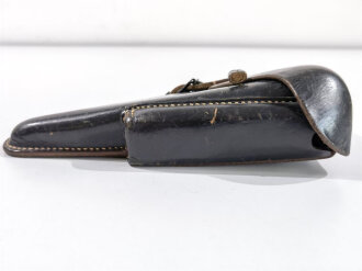 Koffertasche für eine Pistole P08 der Wehrmacht, leicht getragenes Stück in gutem Zustand, das Hakenkreuz aus dem WaA gekratzt. Datiert 1941