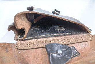 Koffertasche für eine Pistole P08 der Wehrmacht, leicht getragenes Stück in gutem Zustand, das Hakenkreuz aus dem WaA gekratzt. Datiert 1941
