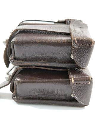 Luftwaffe, Paar Patronentaschen schokoladenbraun, jeweils "Landeslieferungsgenossenschaft Bayern 1938" gestempelt. Leicht getragen, selten als so perfektes Paar zu finden