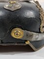 Bayern1.Weltkrieg, Pickelhaube für Kavallerie Offiziere. Nicht komplett, neben den offensichtlichen Problemzonen ist beim Emblem ein Splint ab, dieses hängt daher schief. keine Doppellöcher