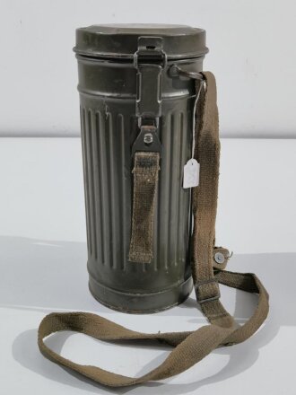 Gasmaske in kompletter Bereitschaftbüchse der Wehrmacht. Dose und Filter datiert 1944. Originallack, so schwer zu finden